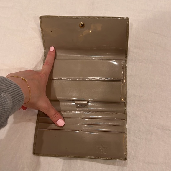 Louis Vuitton - Picture 2 of 5